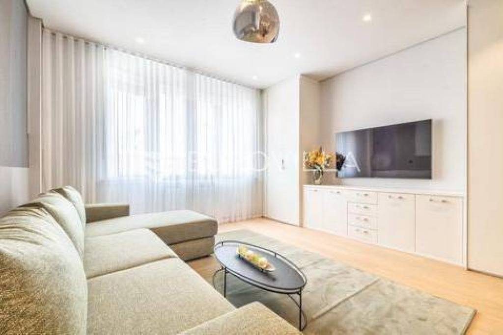 Strict center, pedestrian zone, studio apartment 33m2, 4th floor, lift