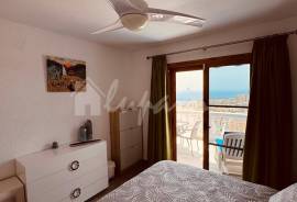 2 Bedroom Apartment in Port Royal Complex For Sale In Los Cristianos LP23886