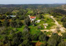 Portuguese farmhouse on 23.400 m2 land on the top of a hill with unobstructed views of the sea, countryside and Monchique mountains