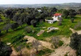 Portuguese farmhouse on 23.400 m2 land on the top of a hill with unobstructed views of the sea, countryside and Monchique mountains