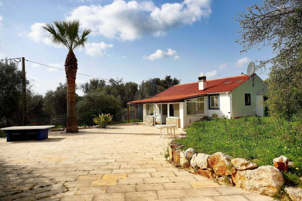 Portuguese farmhouse on 23.400 m2 land on the top of a hill with unobstructed views of the sea, countryside and Monchique mountains
