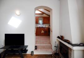 Portuguese farmhouse on 23.400 m2 land on the top of a hill with unobstructed views of the sea, countryside and Monchique mountains