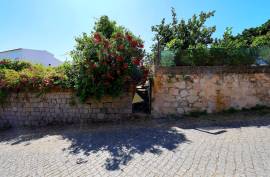 Traditional 3 bedroom villa with 3 plots for construction