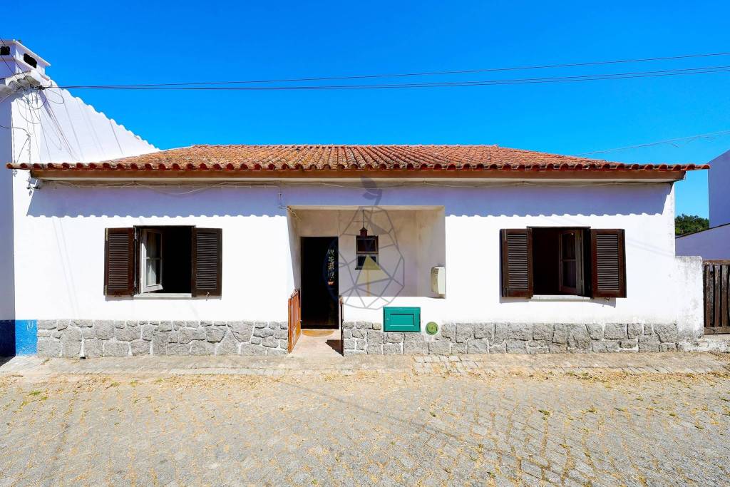 Traditional 3 bedroom villa with 3 plots for construction