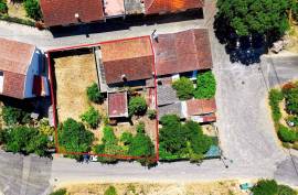 Traditional 3 bedroom villa with 3 plots for construction