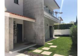 4-Bedroom House in Bairro do Rosário, Cascais – Comfort, Space, and Prime Location
We present this magnificent 4-bedroom house located in the prestigious Bairro do Rosário, one of the most sought-after residential areas in Cascais