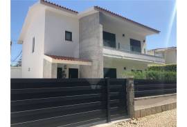 4-Bedroom House in Bairro do Rosário, Cascais – Comfort, Space, and Prime Location
We present this magnificent 4-bedroom house located in the prestigious Bairro do Rosário, one of the most sought-after residential areas in Cascais