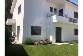 4-Bedroom House in Bairro do Rosário, Cascais – Comfort, Space, and Prime Location
We present this magnificent 4-bedroom house located in the prestigious Bairro do Rosário, one of the most sought-after residential areas in Cascais