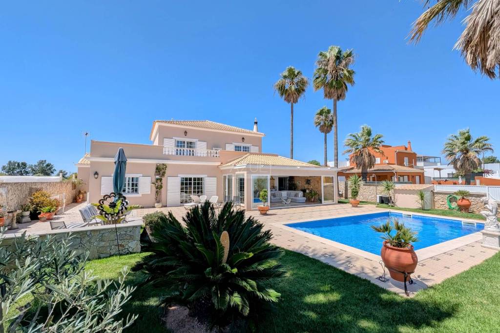 Elegant 4-Bedroom Villa with Heated Pool and Sea Views
