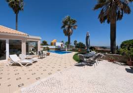 Elegant 4-Bedroom Villa with Heated Pool and Sea Views
