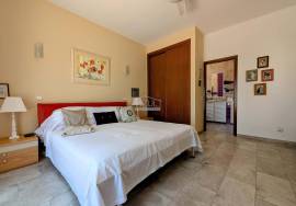 Elegant 4-Bedroom Villa with Heated Pool and Sea Views