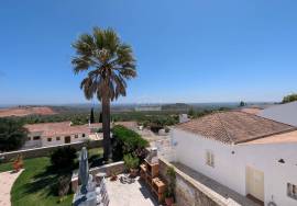 Elegant 4-Bedroom Villa with Heated Pool and Sea Views