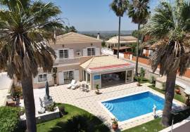 Elegant 4-Bedroom Villa with Heated Pool and Sea Views