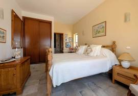 Elegant 4-Bedroom Villa with Heated Pool and Sea Views