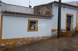 Single storey house of typology T2 +1 of the bank located in São Aleixo da Restauração in the municipality of Moura.