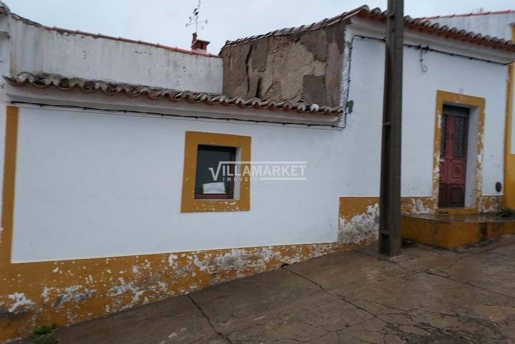 Single storey house of typology T2 +1 of the bank located in São Aleixo da Restauração in the municipality of Moura.