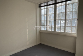 Banking building consisting of 2 floors located in Vila Franca de Xira