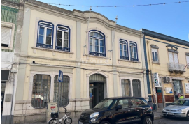 Banking building consisting of 2 floors located in Vila Franca de Xira
