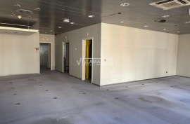Banking building consisting of 2 floors located in Vila Franca de Xira