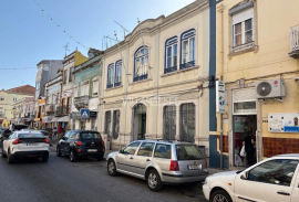 Banking building consisting of 2 floors located in Vila Franca de Xira