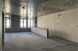 Banking building consisting of 2 floors located in Vila Franca de Xira