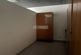 Commercial store of the bank with 249 m2 with parking and storage room located in Vialonga.