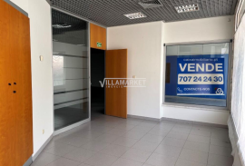 Commercial store of the bank with 249 m2 with parking and storage room located in Vialonga.