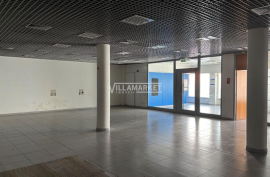 Commercial store of the bank with 249 m2 with parking and storage room located in Vialonga.