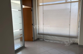 Commercial store of the bank with 249 m2 with parking and storage room located in Vialonga.
