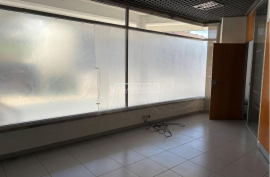 Commercial store of the bank with 249 m2 with parking and storage room located in Vialonga.