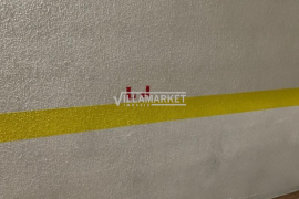Commercial store of the bank with 249 m2 with parking and storage room located in Vialonga.