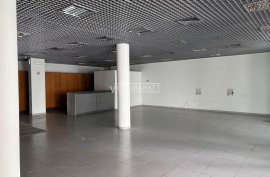 Commercial store of the bank with 249 m2 with parking and storage room located in Vialonga.