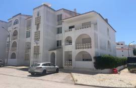 1 bedroom bank apartment with 78 m2 inserted in a closed condominium with swimming pool located close to the beaches of Albufeira