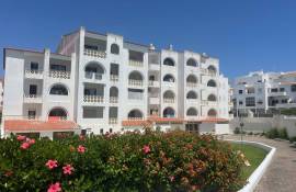1 bedroom bank apartment with 78 m2 inserted in a closed condominium with swimming pool located close to the beaches of Albufeira