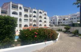 1 bedroom bank apartment with 78 m2 inserted in a closed condominium with swimming pool located close to the beaches of Albufeira