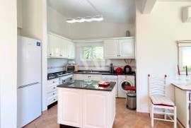 4 bedroom villa with pool, Vilamoura