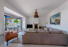 Fantastic, three bedroom end of terrace linked villa located in Lakeside Village in the heart of Quinta do Lago.