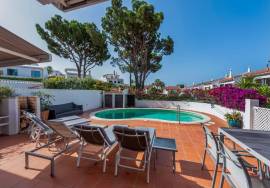 Fantastic, three bedroom end of terrace linked villa located in Lakeside Village in the heart of Quinta do Lago.