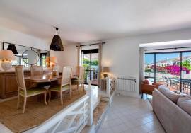 Fantastic, three bedroom end of terrace linked villa located in Lakeside Village in the heart of Quinta do Lago.