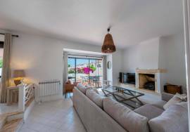 Fantastic, three bedroom end of terrace linked villa located in Lakeside Village in the heart of Quinta do Lago.