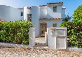 Fantastic, three bedroom end of terrace linked villa located in Lakeside Village in the heart of Quinta do Lago.