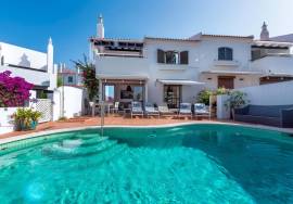 Fantastic, three bedroom end of terrace linked villa located in Lakeside Village in the heart of Quinta do Lago.