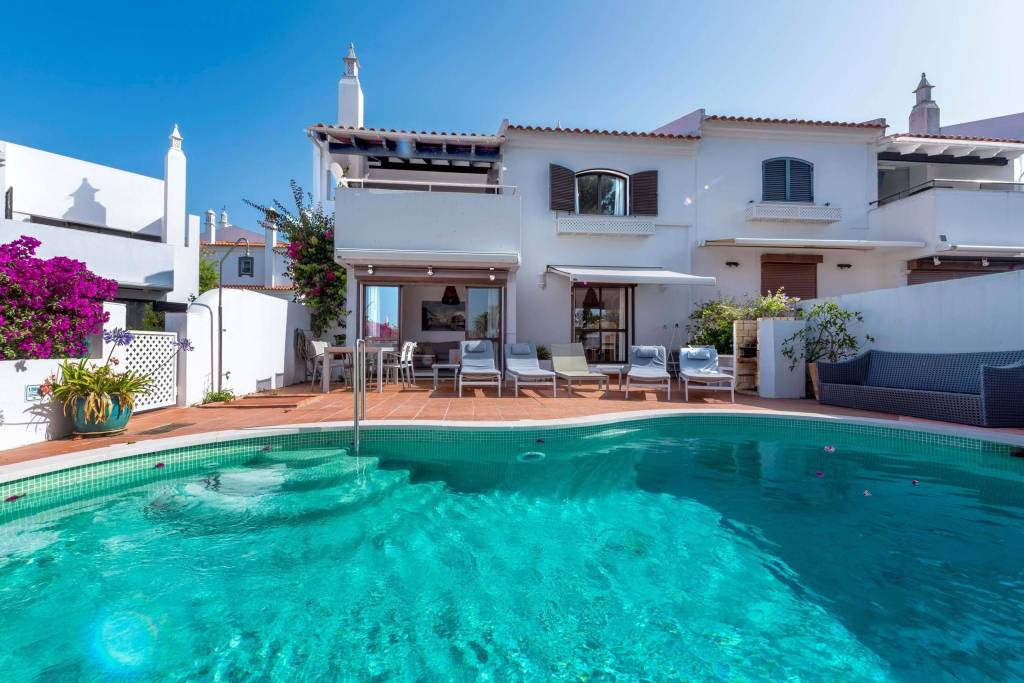 Fantastic, three bedroom end of terrace linked villa located in Lakeside Village in the heart of Quinta do Lago.