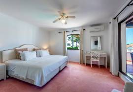 Fantastic, three bedroom end of terrace linked villa located in Lakeside Village in the heart of Quinta do Lago.
