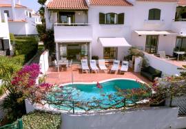 Fantastic, three bedroom end of terrace linked villa located in Lakeside Village in the heart of Quinta do Lago.
