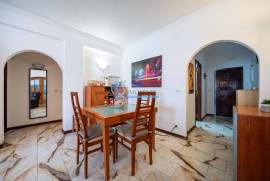 2+1 bedroom apartment in Albufeira, with fantastic potential and just 500m from the beach
