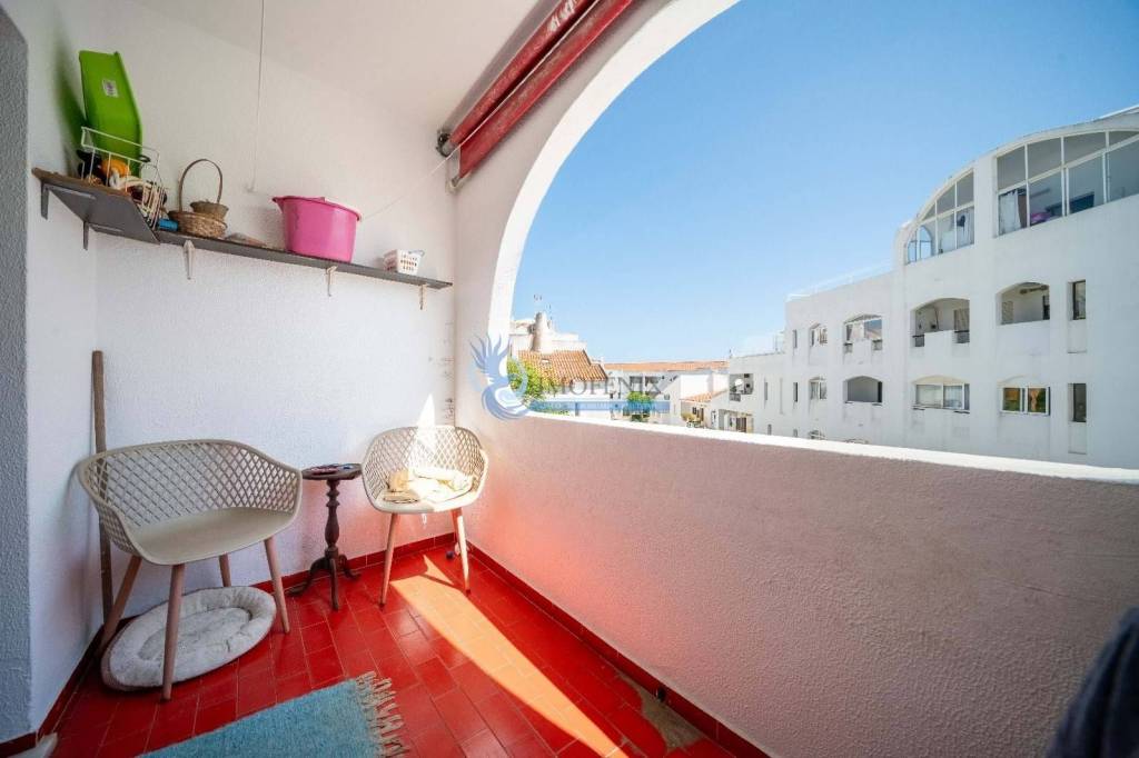 2+1 bedroom apartment in Albufeira, with fantastic potential and just 500m from the beach