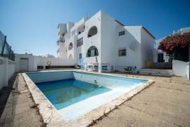 2+1 bedroom apartment in Albufeira, with fantastic potential and just 500m from the beach