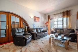 2+1 bedroom apartment in Albufeira, with fantastic potential and just 500m from the beach