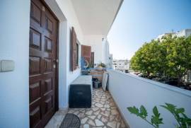 2+1 bedroom apartment in Albufeira, with fantastic potential and just 500m from the beach